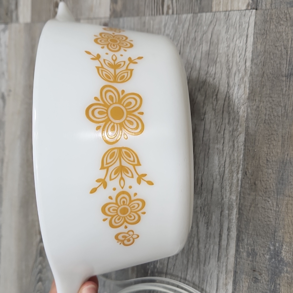 Vintage Pyrex Butterfly Gold Round Casserole Dish with Lid - Picture 9 of 11